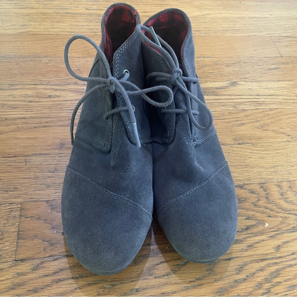 TOMS Kids Desert Wedge Booties in gray suede